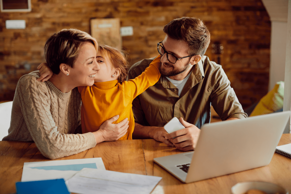 famiglia felice che pensa a una polizza risparmio per il futuro dei figli