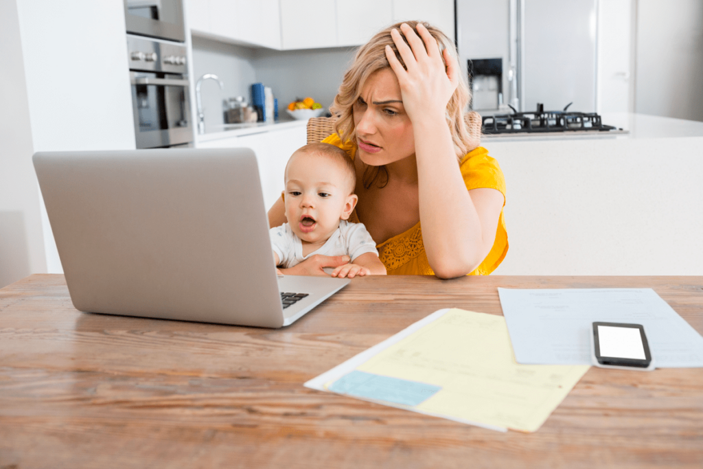 Madre con bambino preoccupata perché deve pagare debiti