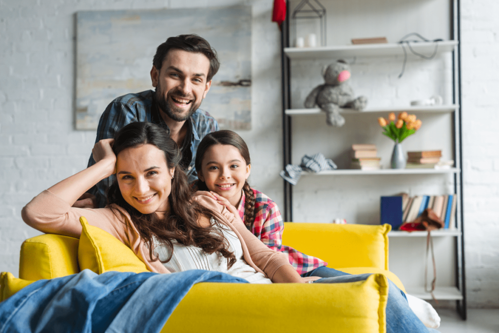 famiglia felice che si gode la propria casa grazie alla protezione di una polizza casa